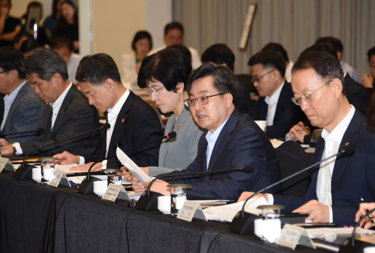 ▲김동연 경제부총리 겸 기획재정부 장관이 4일 인천 영종도 BMW 드라이빙센테에서 '제2차 혁신성장 관계장관회의'를 주재하고 모두발언을 하고 있다.(제공=기획재정부)