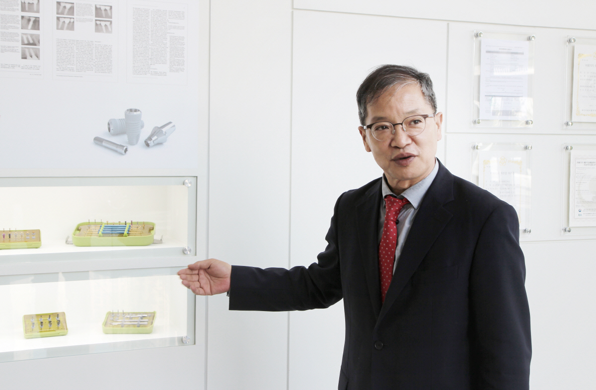 ▲강희택 덴티움 대표이사는 다양한 제품 라인업을 구축하고, 임플란드 시장 상위 5개 기업으로 도약하겠다는 포부를 밝혔다. 사진제공 덴티움