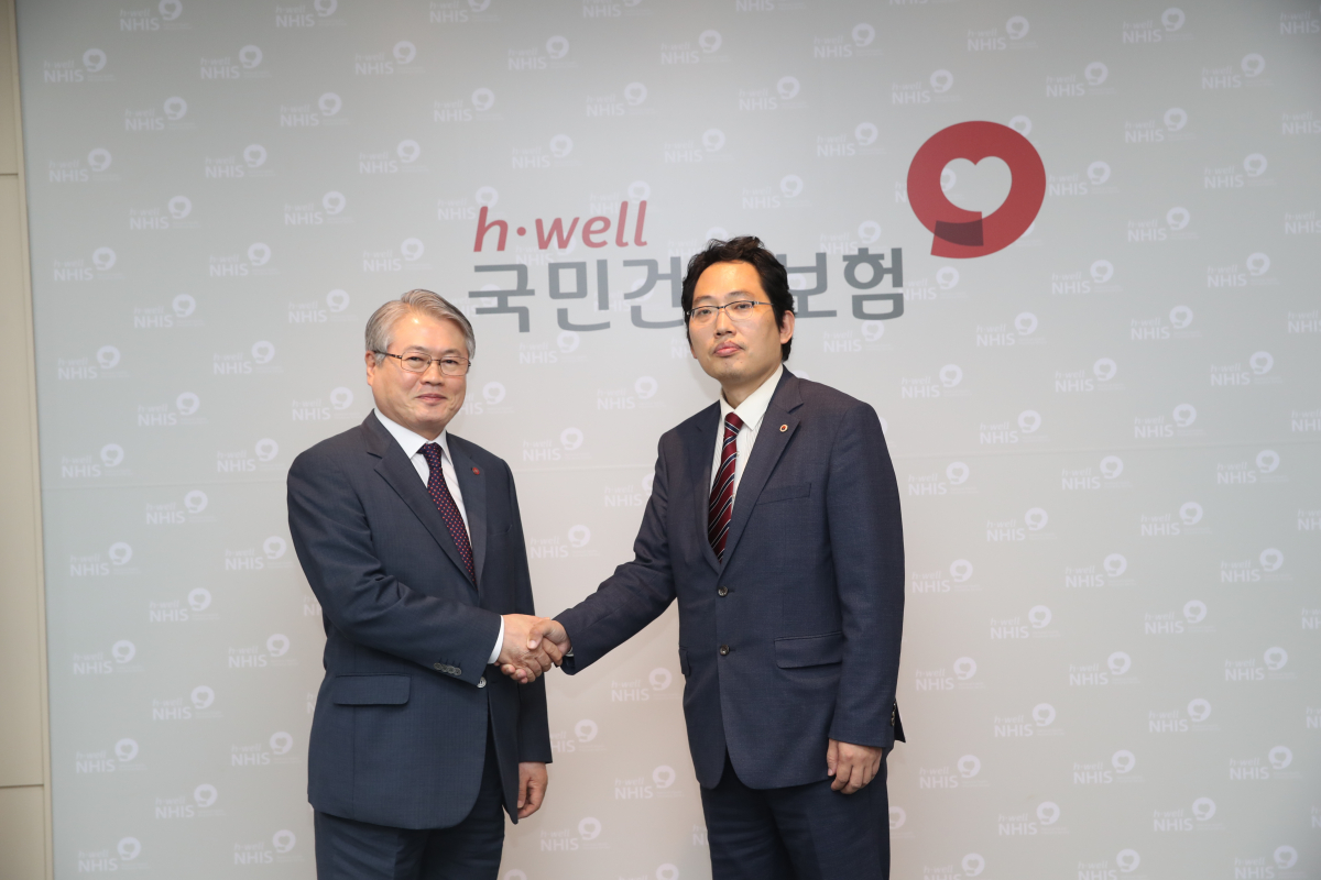 ▲김용익 국민건강보험공단 이사장(왼쪽)과 최대집 대한의사협회 회장이 4일 서울 여의도 건강보험공단 서울지역본부에서 면담에 앞서 기념촬영을 하고 있다.(제공=국민건강보험공단)