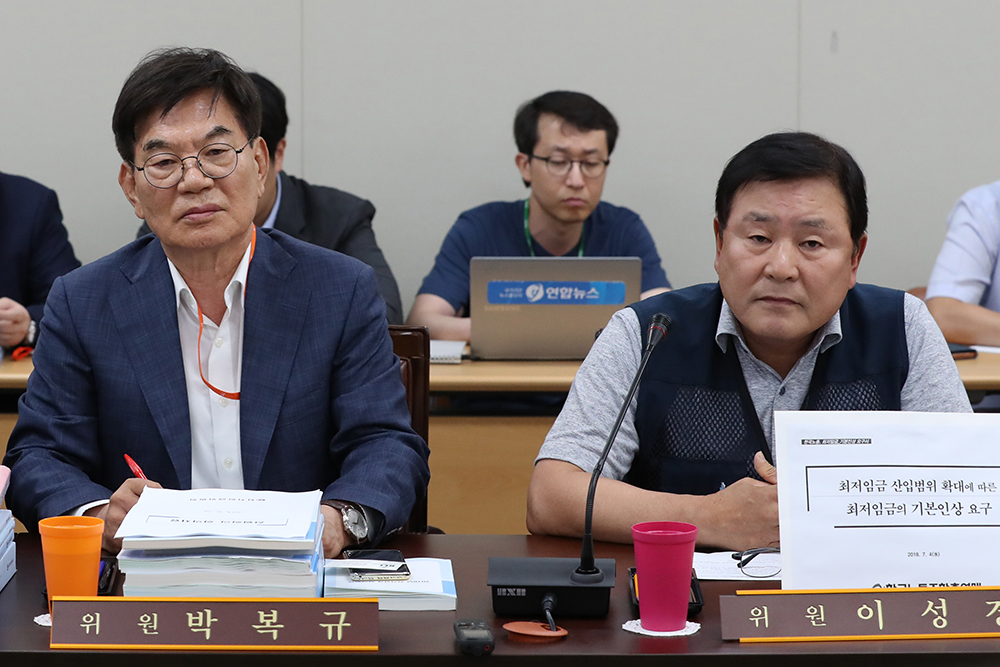 ▲4일 오후 정부세종청사 최저임금위원회에서 열린 전원회의에서 근로자측인 이성경 위원(오른쪽)과 사용자측인 박복규 위원이 어색한 표정으로 앉아 있다. (연합뉴스)