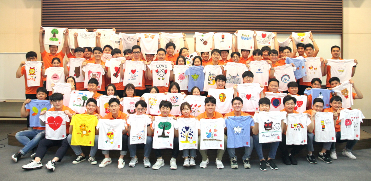 ▲호반 그룹은 4일 2018년 공채 신입사원의 첫 공식 활동으로 KB증권 연수원에서 ‘희망T캠페인’ 봉사활동을 진행했다. 사진은 신입사원들이 자신이 만든 티쳐츠를 들고 기념촬영하는 모습.(사진=호반)