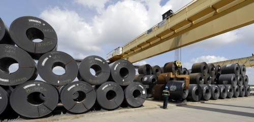▲미국 텍사스주 베이타운의 한 파이프 제조공장에 대형 철강 롤들이 쌓여 있는 모습. 파이낸셜타임스(FT)는 무역 전쟁으로 미국 제조업계가 두려움에 떨고 있다고 보도했다. 베이타운/AP연합뉴스