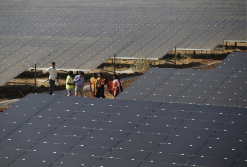 ▲인도 벵갈루루에 설치된 5260헥타르 규모 태양광 패널 설비. 벵갈루루/AP뉴시스
