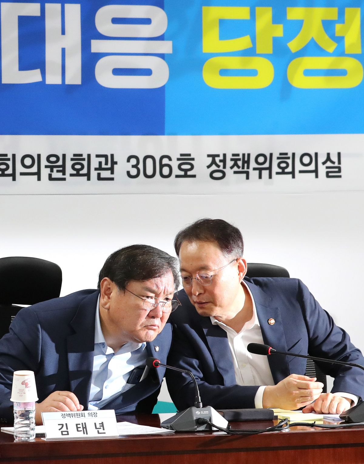 ▲더불어민주당 김태년 정책위의장(왼쪽)과 백운규 산업통상자원부 장관이 5일 오전 국회 의원회관에서 열린 더불어민주당 정책위 '대미 자동차 통상분쟁 대응 당정간담회' 에서 귀엣말 하고 있다. (연합뉴스)