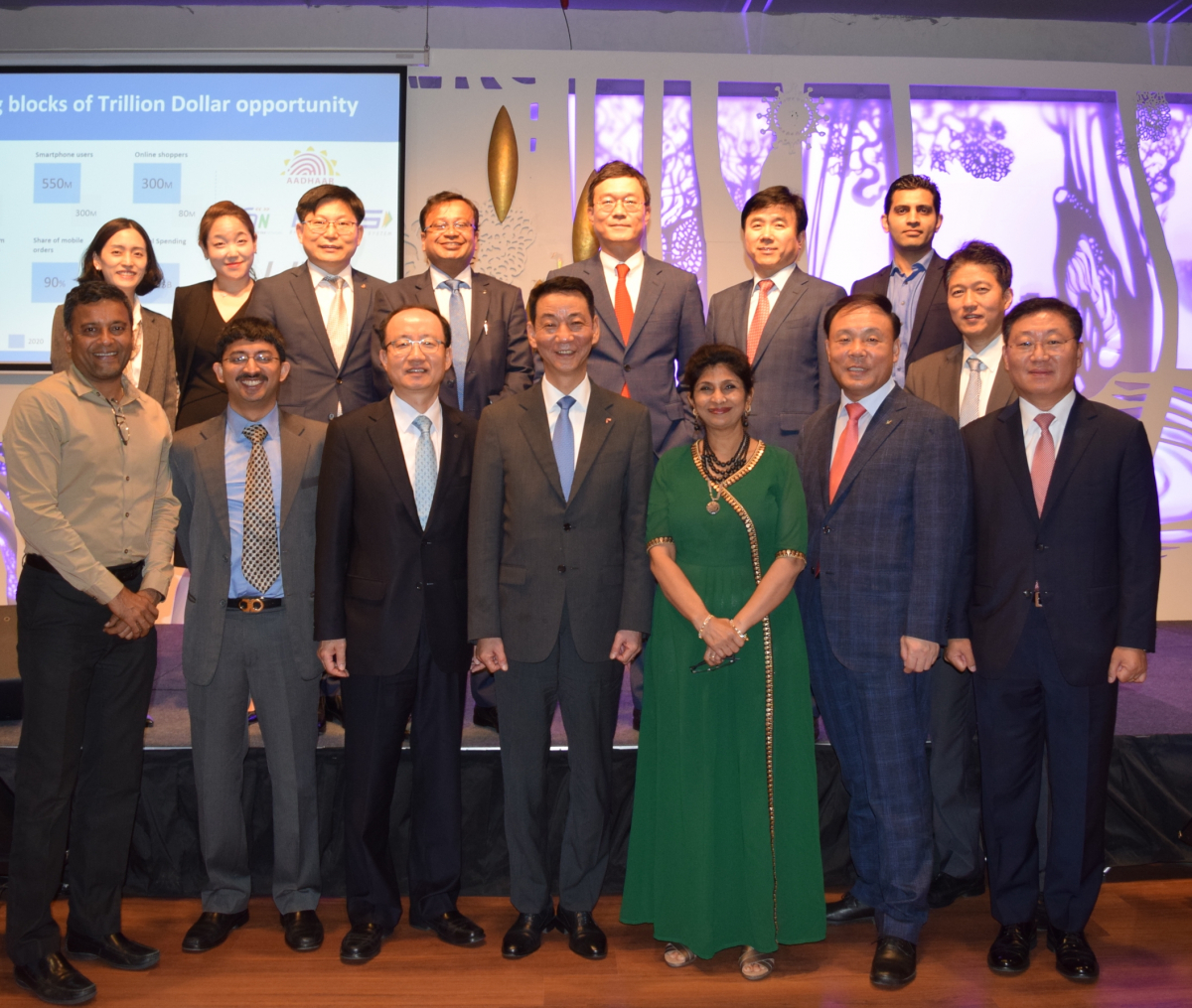 ▲'한국 자본시장 대표단'이 4일 인도의 대표적인 벤처캐피탈로서 인도 혁신기업에 적극적인 투자를 하고 있는 칼라리 캐피탈을 방문해 기념사진을 촬영하고 있다. (앞줄 왼쪽부터) 칼라리캐피탈 CFO 카틱 나지스와란 , 우탐 바그리 뭄바이증권협회 회장. 신한BNP파리바자산운용 민정기 대표. 권용원 금융투자협회 회장, 바니 콜라 칼라리캐피탈 대표, IBK투자증권 김영규 대표. 대신증권 나재철 대표.(사진제공=금융투자협회)