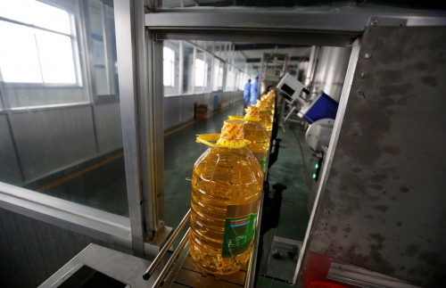 ▲4일(현지시간) 중국 산둥성 취푸시의 한 공장에서 미국산 대두로 만든 식용유가 운반되고 있다. 취푸/로이터연합뉴스
