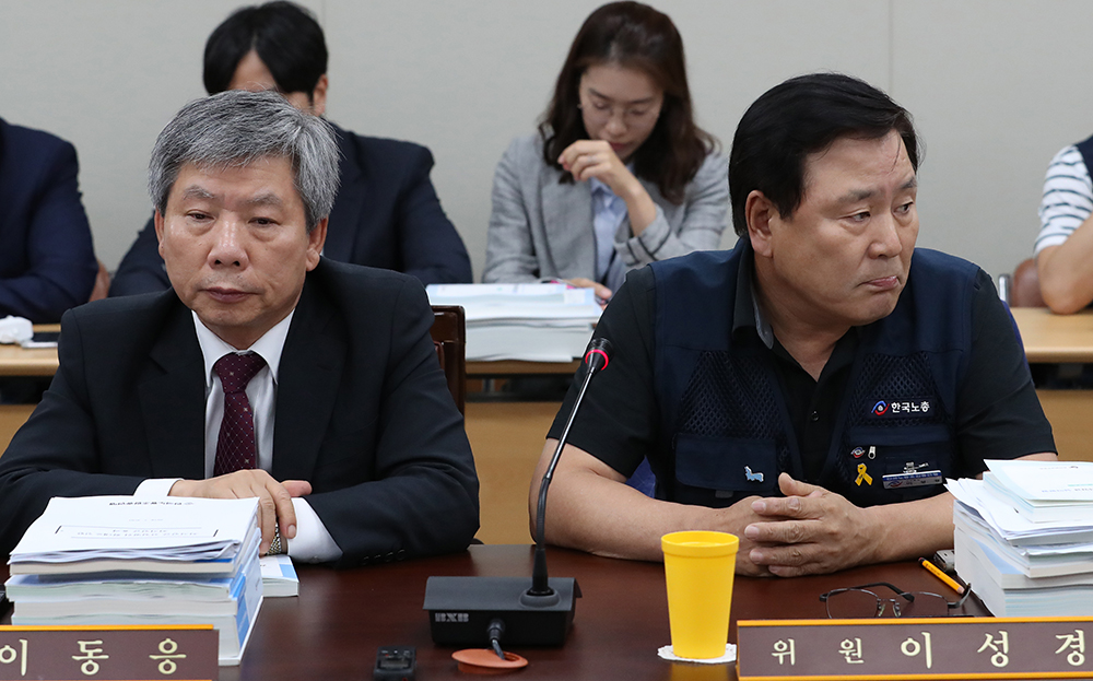 ▲5일 오후 정부세종청사 최저임금위원회에서 열린 전원회의에서 근로자측인 이성경 위원(오른쪽)과 사용자측인 이동응 위원이 어색한 표정으로 앉아 있다.(연합뉴스)