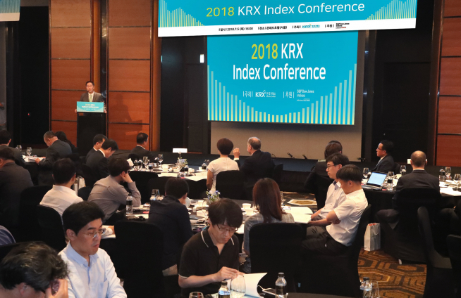 ▲안상환 한국거래소 경영지원본부장이 5일 서울 여의도 콘래드호텔에서 개최된 ‘2018 KRX 인덱스 콘퍼런스’에서 개회사를 하고 있다.(사진제공=한국거래소)