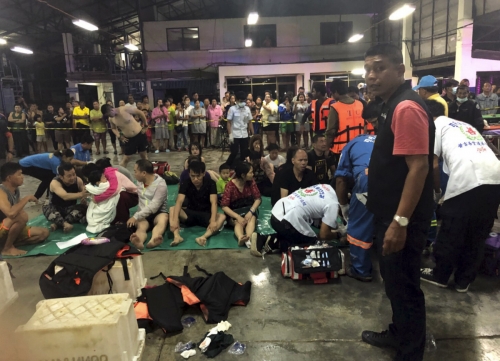 ▲5일(현지시간) 태국 푸켓섬에서 전복사고가 발생해 구조된 승객들이 선착장에서 쉬고 있다. 이날 사고로 1명이 사망하고 49명이 실종됐다. 푸켓/AP연합뉴스
