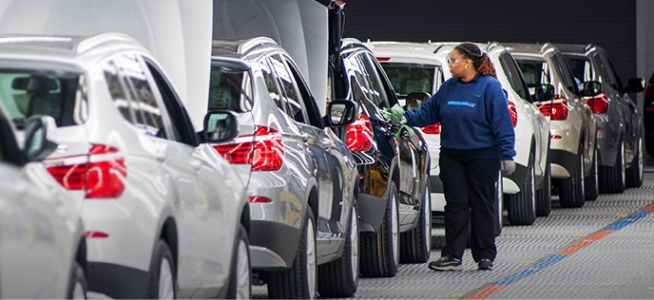 ▲미국에서 생산해 중국으로 수출되는 BMW가 G2 무역분쟁의 피해를 고스란히 떠안게 됐다. 미국 스파르탄버그 BMW 공장 근로자가 BMW X3 최종 출고검사를 준비 중이다. (사진제공=BMW팩토리PR)