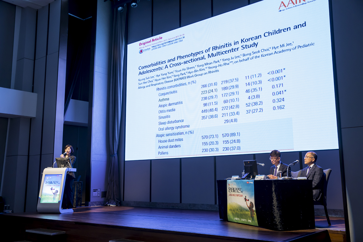 ▲지난 4일 서울 송파구 롯데월드타워 시그니엘에서 열린 몬테리진츄정 발매 기념 심포지엄에서 염혜영 서울의료원 부원장과 김창근 인제의대 교수가 주제발표를 하고 있다. (사진제공=한미약품)