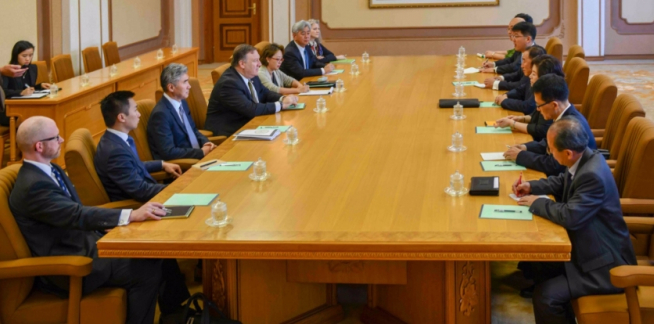 ▲폼페이오 미국 국무장관은 평양 백화원 영빈관에서 북미정상회담 후속 조치 논의를 위한 고위급 회담을 마쳤다. (출처=폼페이오 SNS)