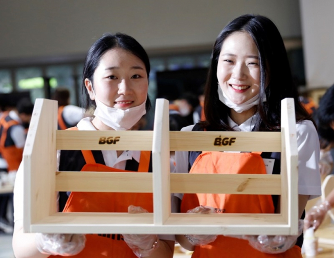 ▲BGF리테일 신입사원들은 반나절 동안 목재 가공에서부터 조립, 마감에 이르기까지 모든 과정을 직접 수행했다.(사진제공=BGF리테일)