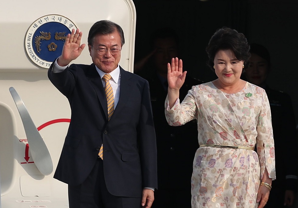 ▲인도를 국빈 방문한 문재인 대통령과 부인 김정숙 여사가 8일 오후 인도 뉴델리 팔람 공군공항에 도착해 손을 흔들고 있다.(뉴델리/연합뉴스)