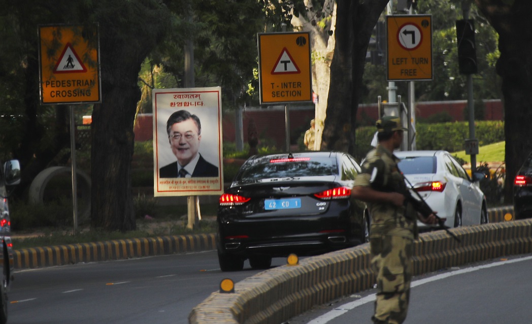 ▲인도를 국빈 방문한 문재인 대통령과 부인 김정숙 여사가 8일 오후 인도 뉴델리 팔람 공군공항에 도착, 3박4일 간의 국빈 방문 일정에 돌입했다. 사진은 뉴델리 길가에 걸린 문 대통령 환영 플래카드.(뉴델리/연합뉴스)