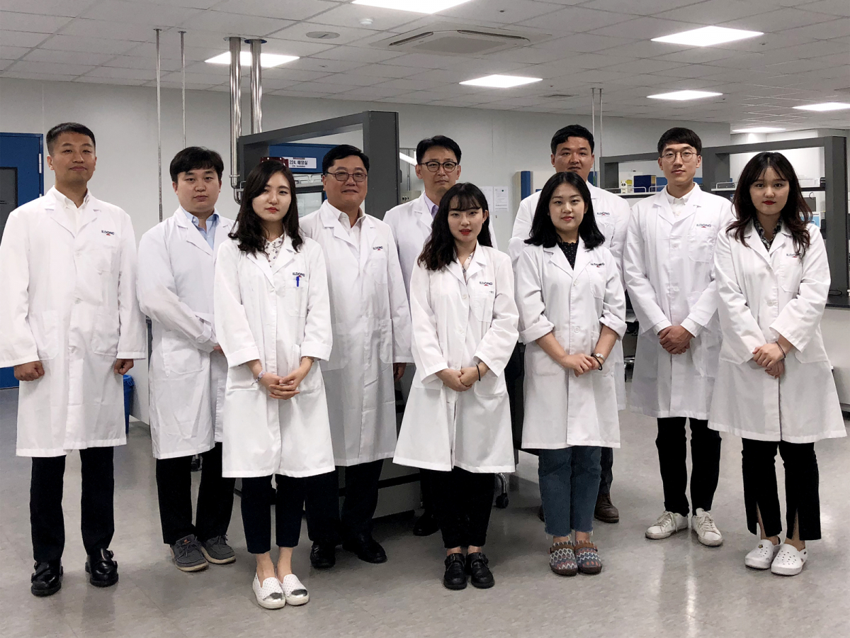 ▲일동바이오사이언스 부속 연구소 임직원들 모습(사진제공=일동홀딩스)