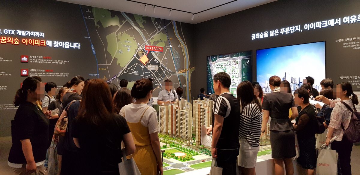 ▲6일 개관한 ‘꿈의숲 아이파크’ 견본주택을 찾은 방문객들이 단지에 대한 설명을 듣고 있다.
