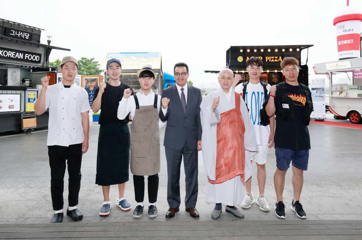 ▲에쓰오일이 ‘청년 푸드트럭 유류비 전달식’에서 청년 푸드트럭 창업자들을 위해 ‘함께 일하는 재단’에 후원금 1억 원을 전달했다고 9일 밝혔다. (사진제공=에쓰오일)