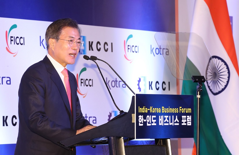 ▲인도를 국빈 방문 중인 문재인 대통령이 9일 오후 인도 뉴델리 타지 팰리스호텔에서 열린 한·인도 비즈니스포럼에서 '신 남방정책 구체화를 위한 한·인도 경제협력 방안'을 주제로 기조연설을 하고 있다. 문 대통령은 연설에서 양국의 미래 협력을 위한 '3P Plus 파트너십'을 제안했다.(뉴델리/연합뉴스)