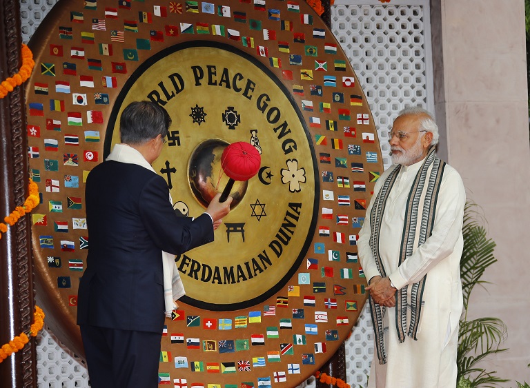 ▲인도를 국빈방문 중인 문재인 대통령이 9일 오후 나렌드라 모디 총리와 함께 뉴델리 간디기념관 방문, 세계평화의 징을 치고 있다.(뉴델리/연합뉴스)