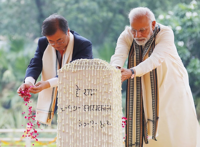 ▲인도를 국빈방문 중인 문재인 대통령이 9일 오후 나렌드라 모디 총리와 함께 뉴델리 간디기념관을 방문, 간디 기념비에 헌화하고 있다.(뉴델리/연합뉴스)