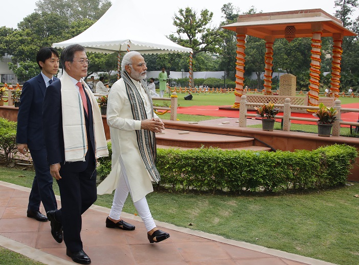 ▲인도를 국빈방문 중인 문재인 대통령이 9일 오후 나렌드라 모디 총리와 함께 뉴델리 간디기념관을 둘러보고 있다.(뉴델리/연합뉴스)