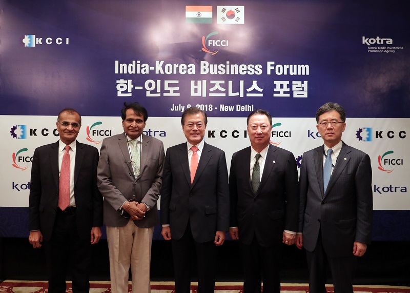 ▲인도를 국빈 방문 중인 문재인 대통령이 9일 오후 인도 뉴델리 타지 팰리스호텔에서 열린 한·인도 비즈니스포럼에서 기념촬영을 하고 있다.    오른쪽부터 김현종 통상교섭본부장, 박용만 대한상의 회장, 문재인 대통령, 수레시 프라부 인도 상공부 장관, 라세쉬 샤 인도상의 회장.(뉴델리/연합뉴스)