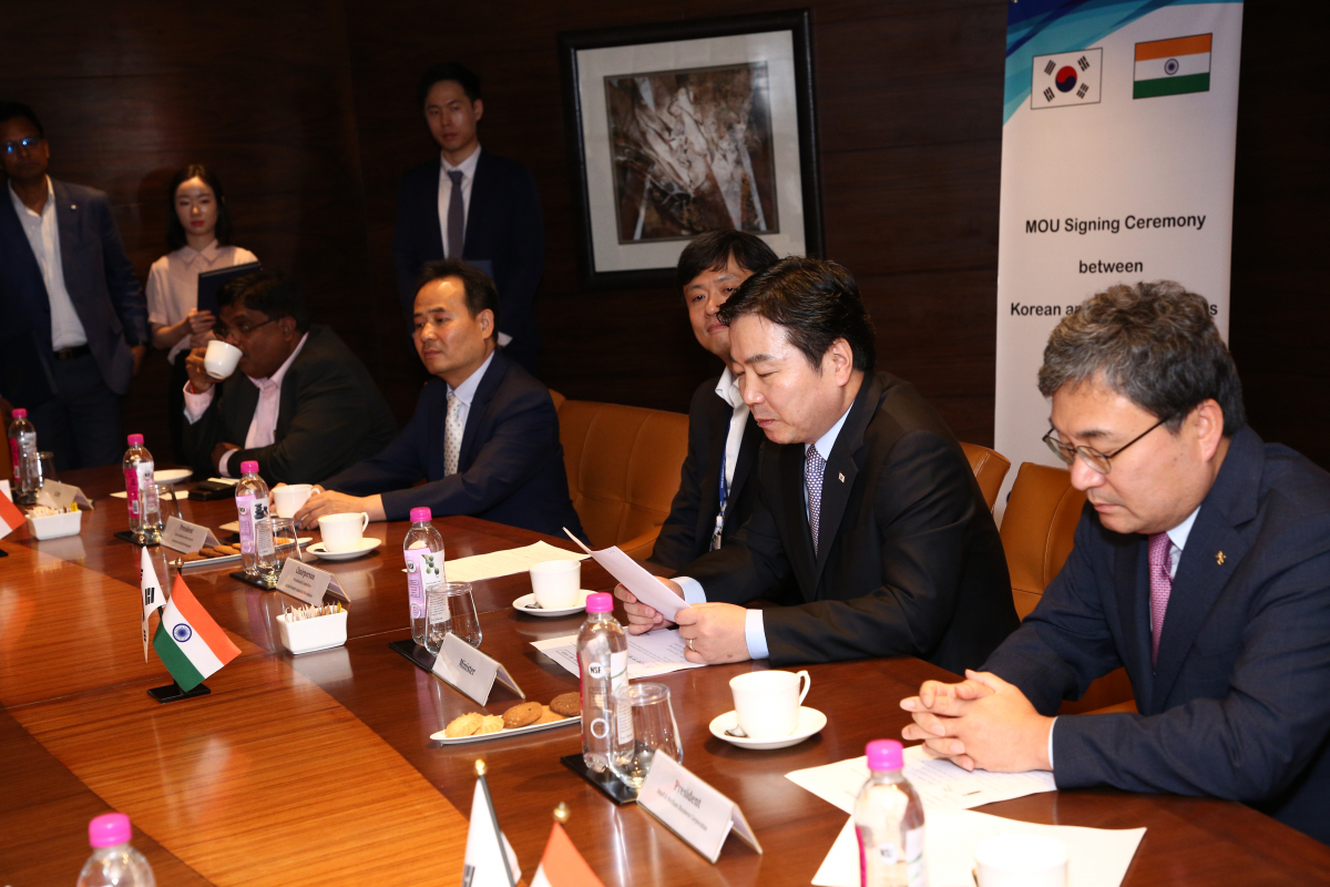 ▲홍종학(오른쪽에서 두 번째) 중소벤처기업부 장관이 9일 '한-인도 스타트업 계약 체결식'에서 모두발언을 하고 있다.  (사진제공=중소벤처기업부)