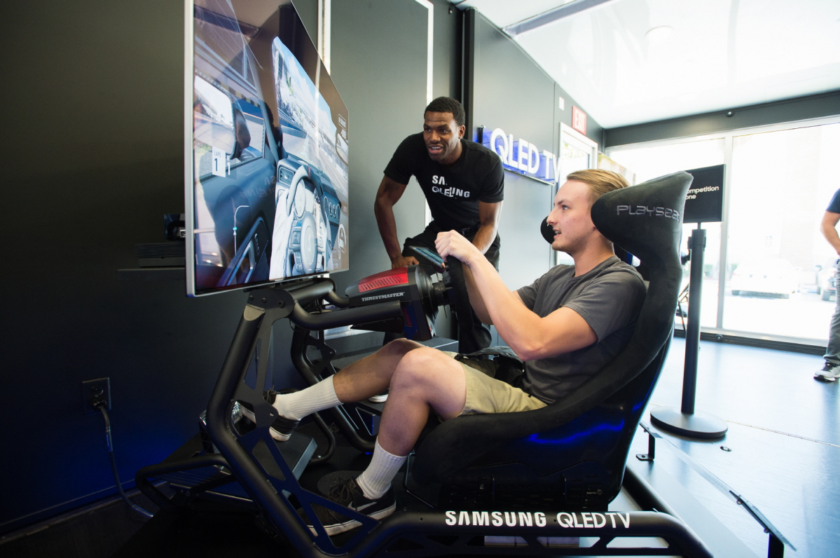 ▲로스엔젤레스에서 체험관 방문객들이 삼성 QLED TV로 엑스박스의 게임을 즐기고 있다.(사진=삼성전자)