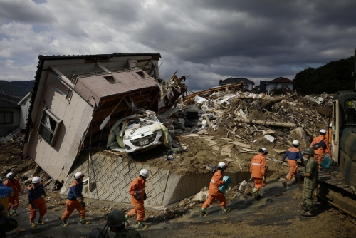 ▲9일(현지시간) 일본 히로시마현 구마노초에서 구조대원들이 실종자 수색에 나섰다. 이날까지 알려진 사망자는 126명, 실종자는 80여 명이다. 구마노/AP연합뉴스
