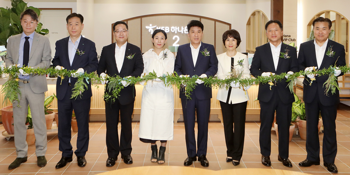 ▲KEB하나은행은 10일 오전 다양한 자연감성 라이프스타일을 경험할 수 있는 「컬처뱅크 3호점」을 잠실레이크팰리스지점에 오픈했다. 함영주 KEB하나은행장(사진 왼쪽에서 다섯번째)이 윤숙경 베리띵스 스튜디오 대표(사진 왼쪽에서 네번째)와 함께 개점식에 앞서 그린라인(자연주의 컨셉에 따른 식물로 제작된 테이프) 커팅을 하고 있다.
