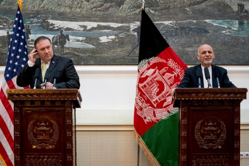 ▲마이크 폼페이오(왼쪽) 미국 국무장관과 아슈라프 가니 아프가니스탄 대통령이 9일(현지시간) 아프가니스탄 카불의 대통령궁에서 합동 기자회견을 하고있다. 카불/로이터연합뉴스
