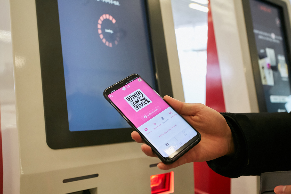 ▲앱을 통해 스마트폰 보안 기능이 차단된 모습. (LG CNS)