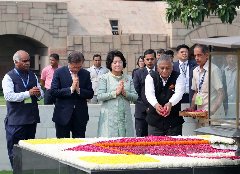 ▲인도를 국빈방문 중인 문재인 대통령과 부인 김정숙 여사가 10일 오전(현지시간) 인도 뉴델리 간디 추모공원을 방문해 참배하고 있다. (뉴델리/연합뉴스)