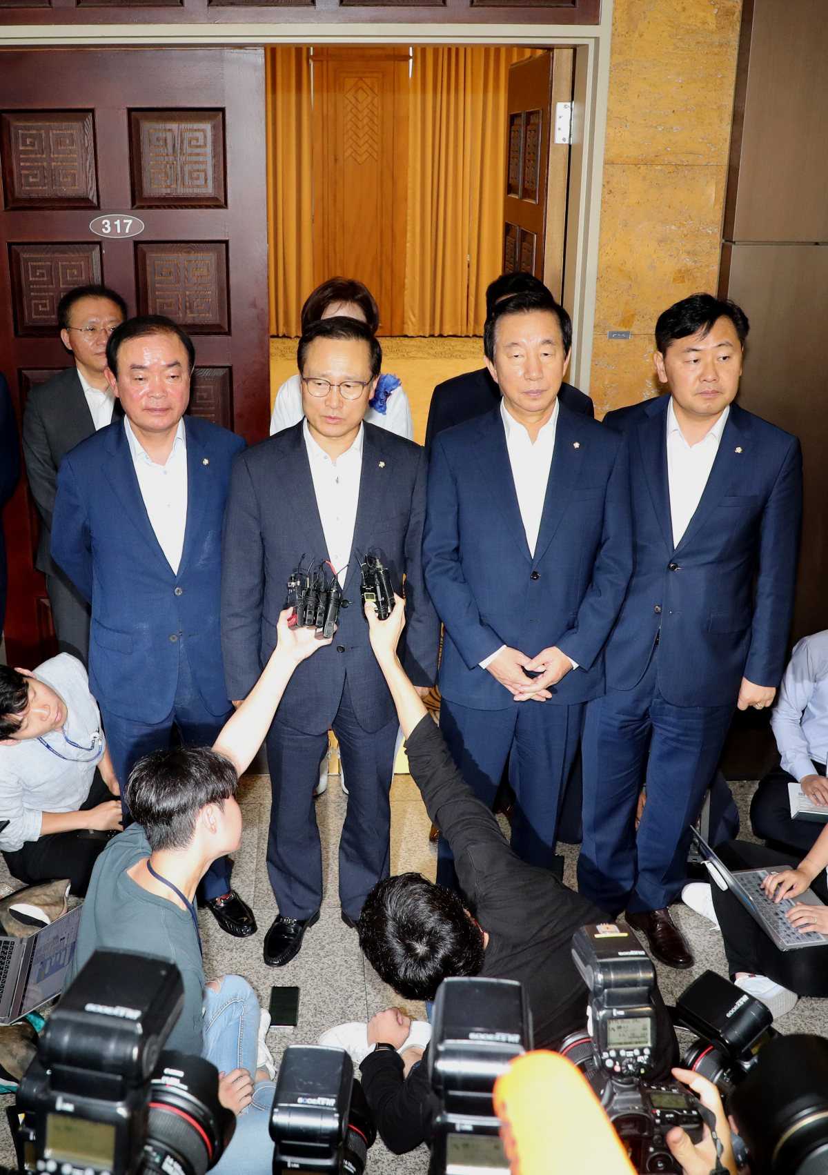 ▲10일 오전 국회에서 열린 20대 국회 하반기 원구성을 위한 교섭단체 원내대표 부대표 회동에서 7월 국회 일정에 합의한 원내대표들이 브리핑하고 있다.     왼쪽부터 평화와정의 장병완, 더불어민주당 홍영표, 자유한국당 김성태, 바른미래당 김관영 원내대표. (연합뉴스)