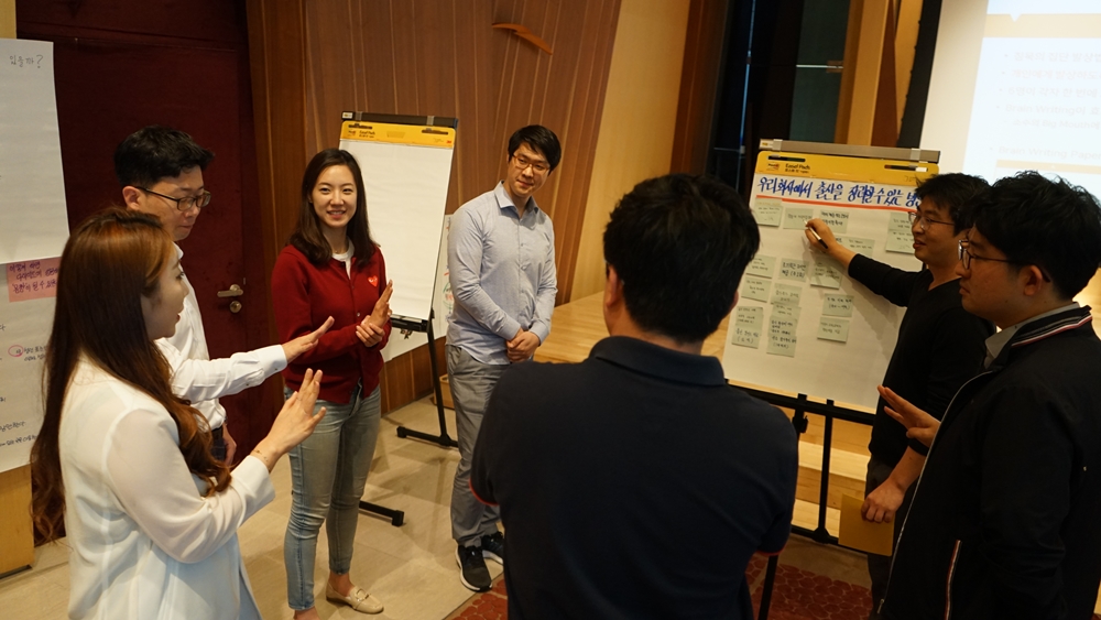 ▲HDC퍼실리테이터가 조직문화개선워크숍에 참석해 교육을 받고 있다.(사진=HDC현대산업개발)