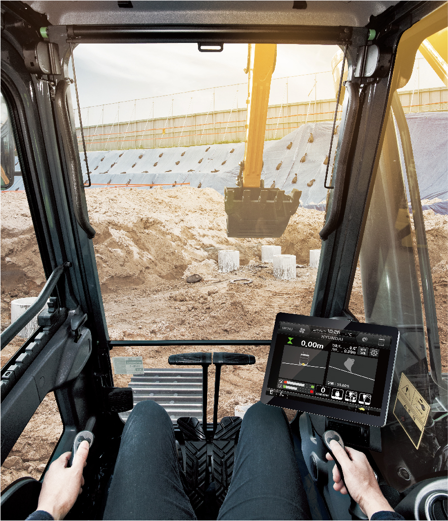 ▲머신 가이던스가 탑재된 현대건설기계 굴삭기 내부.(사진제공=현대중공업)