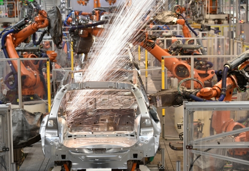 ▲독일 엠덴의 폭스바겐 공장의 자동화 생산라인에서 용접 로봇을 이용해 자동차가 생산되고 있다. 엠덴/로이터연합뉴스
