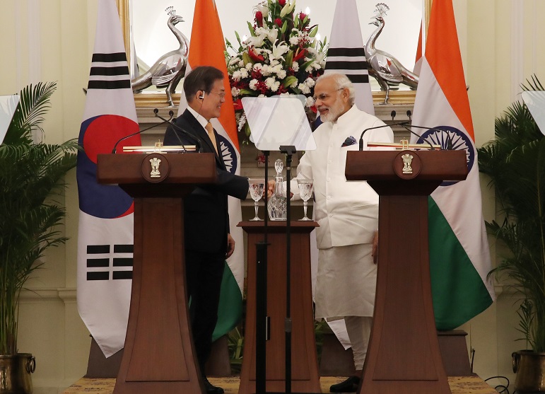 ▲인도를 국빈 방문 중인 문재인 대통령과 나렌드라 모디 인도 총리가 10일 오후 뉴델리 영빈관에서 열린 공동 언론발표에 앞서 악수하고 있다.(뉴델리/연합뉴스)