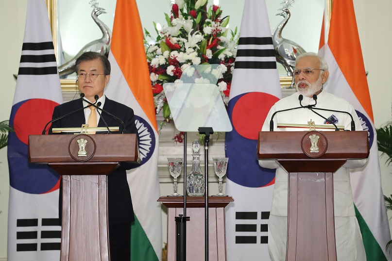 ▲인도를 국빈 방문 중인 문재인 대통령과 나렌드라 모디 인도 총리가 10일 오후 뉴델리 영빈관에서 공동 언론발표에서 양국 간 합의된 사항에 대해 발표하고 있다. (뉴델리/연합뉴스)