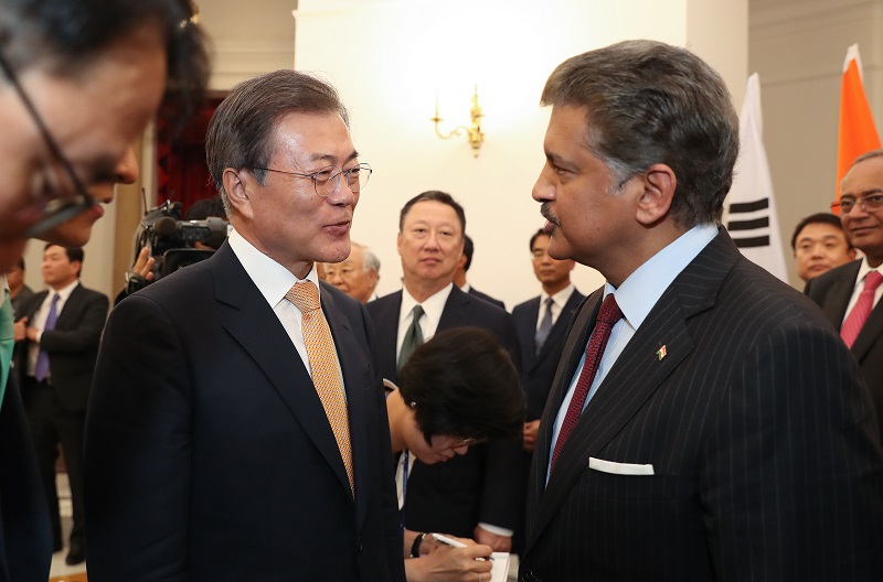 ▲인도를 국빈 방문 중인 문재인 대통령이 10일 오후 인도 뉴델리 영빈관에서 열린 한·인도 기업인 라운드테이블에 앞서 쌍용차 대주주인 마힌드라 그룹의 아난드 마힌드라 회장과 쌍용차 해고자 문제와 관련해 대화하고 있다.(뉴델리/연합뉴스)