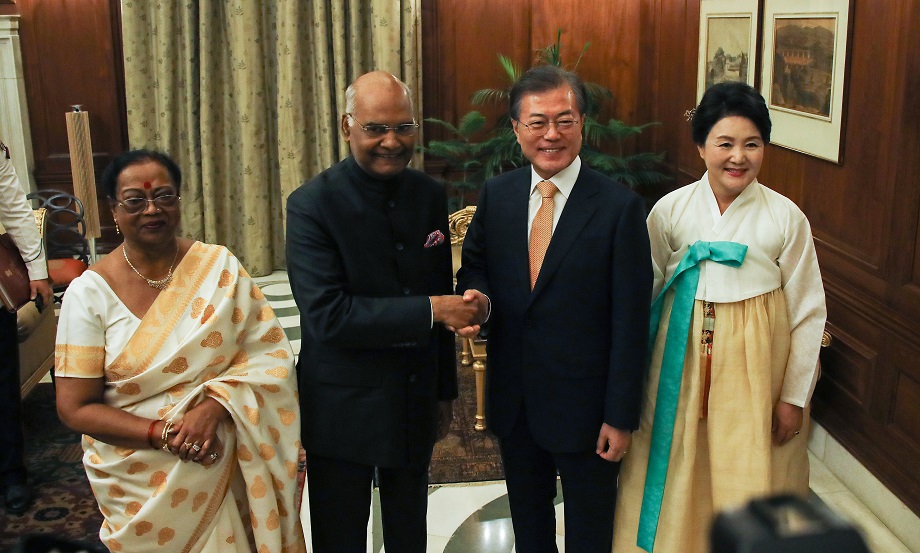 ▲인도를 국빈 방문중인 문재인 대통령이 10일 오후 뉴델리 대통령 궁에서 람 나트 코빈드 인도 대통령 내외를 만나 기념 촬영을 하고 있다.(뉴델리/연합뉴스)