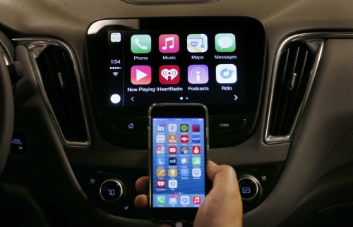 ▲애플 아이폰이 자동차에 장착된 애플 카플레이 앱과 연동하고 있다. 애플이 자율주행차량 부문에 5000명 인원을 투입하고 있다는 사실이 10일(현지시간) 확인됐다. AP뉴시스