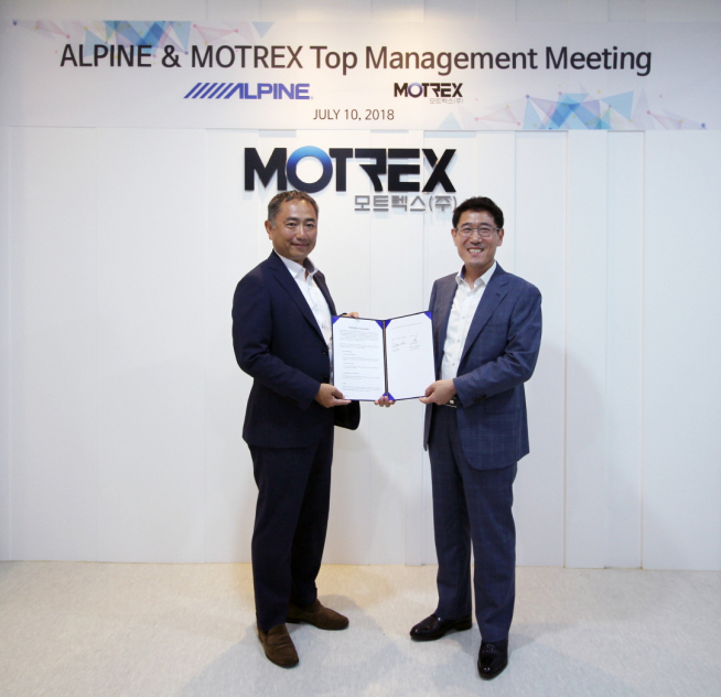 ▲타츠야 사카이 알파인 부사장(사진 왼쪽)과 이형환 모트렉스 대표이사(오른쪽)(사진제공=모트렉스)