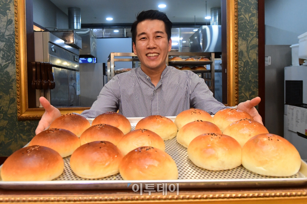 ▲정성휘 홍두당 대표가 4일 서울 용산역 근대골목단팥빵 매장에서 이투데이와 인터뷰에 앞서 포즈를 취하고 있다. 고이란 기자 photoeran@