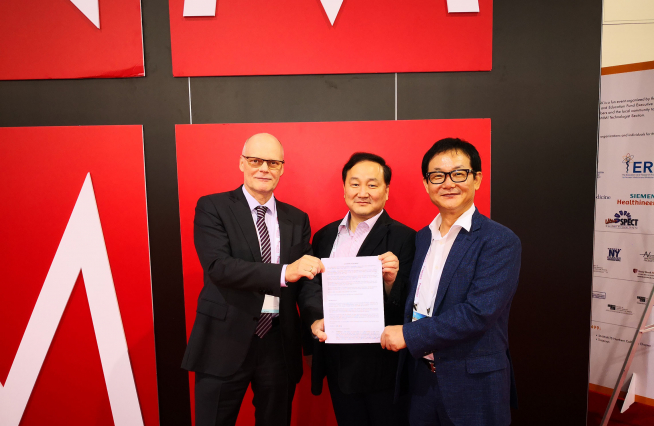 ▲사진 왼쪽부터 BGM Associates GmbH의 Friedrich. W. Gause, 오승준 서울아산병원 핵의학과 교수, 김종우 듀켐바이오 대표이사(사진제공=듀켐바이오)