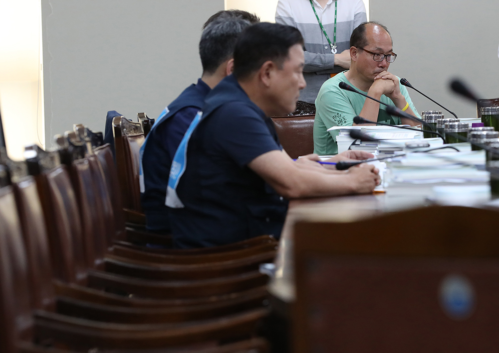 ▲11일 오후 정부세종청사 최저임금위원회에서 열린 제13차 전원회의에서 사용자 측 위원들이 불참해 좌석이 비어 있다. 전일 경영계를 대변하는 사용자위원들은 업종별 차등 적용안이 부결되자 전원 퇴장하며 회의 불참을 예고했었다.(연합뉴스)