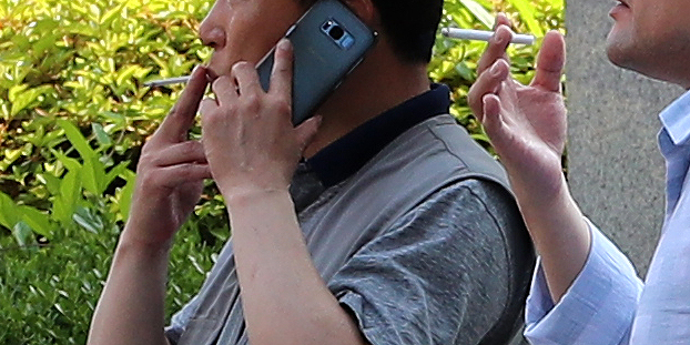 ▲세계 금연의 날인 5월 31일 오후 서울 건물 외부에서 흡연자들이 담배를 피고 있다. (뉴시스)