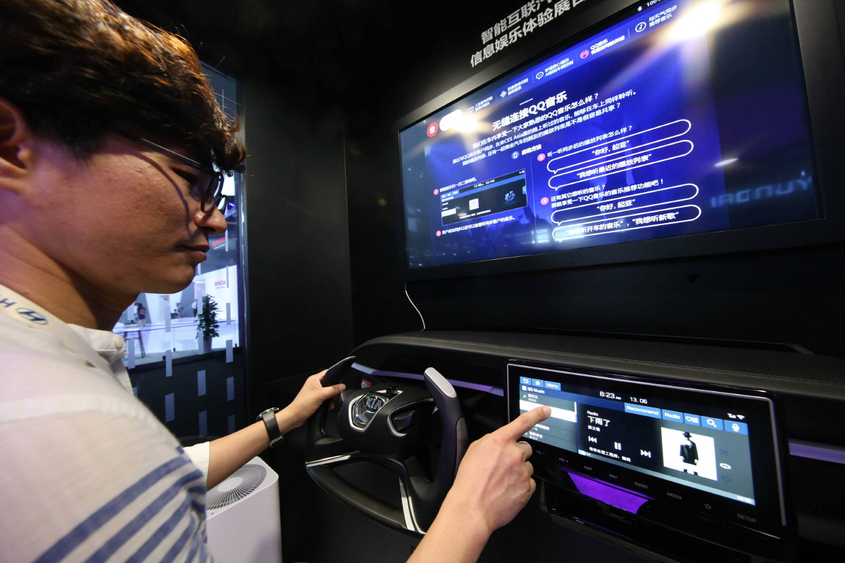 ▲기아자동차는 지난달 13일(현지시각) 중국 상하이 신국제박람중심에서 개막한 아시아 최대 가전쇼 CES ASIA 2018에 참가했다. 관람객들이 텐센트 QQ뮤직, 바이두와 협업해 개발한 중국 전용 인포테인먼트 전시물을 체험하고 있다. 사진제공 기아자동차