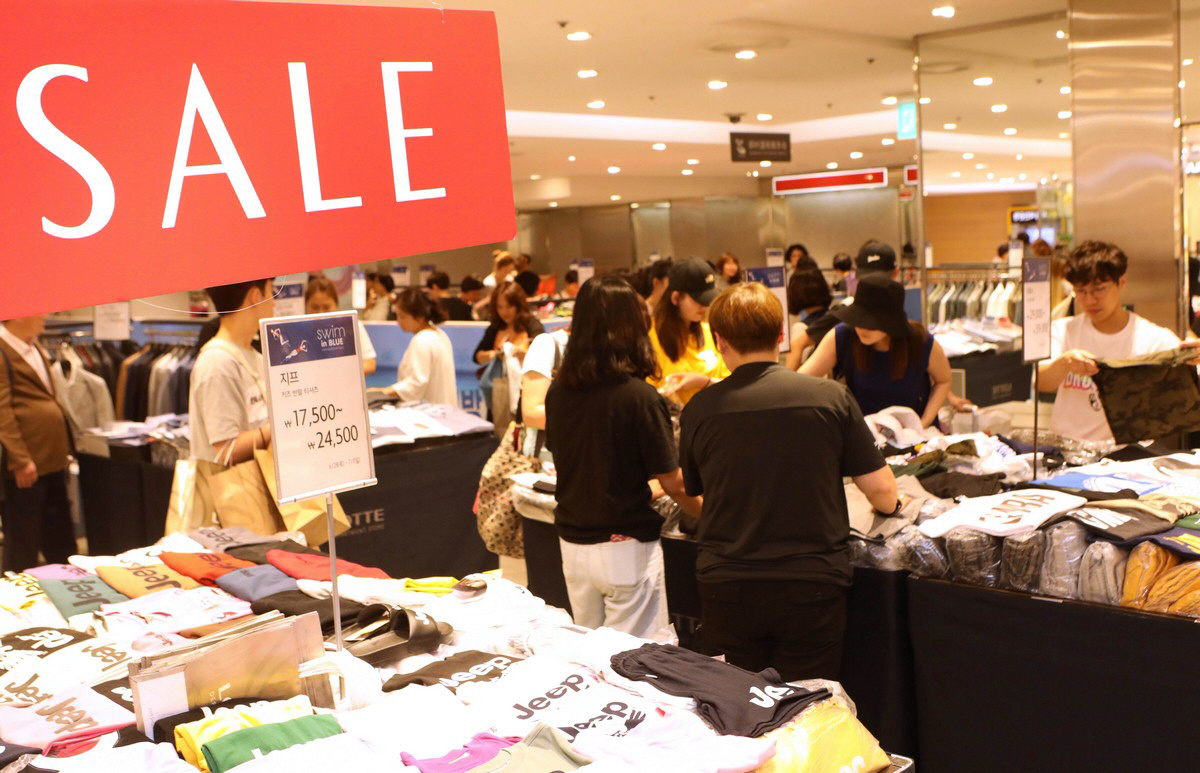 ▲롯데백화점 본점의 2018년 여름 정기 세일 오픈날 고객들이 행사장서 쇼핑하고 있다.
